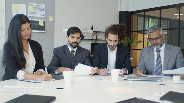 Les nacelles araignées élévatrices, nacelles rail-route et grues : des outils polyvalents au service de l'industrie